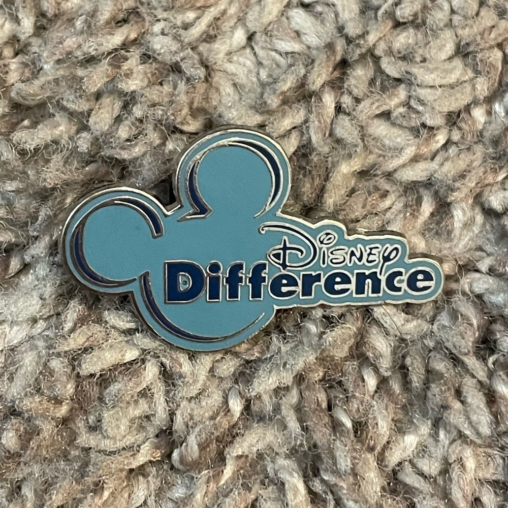 Disney Pin Cast Exclusive - Picture 3 of 3
